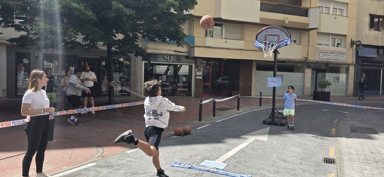 Niño lanzando una pelota de baloncesto en Ponferrada