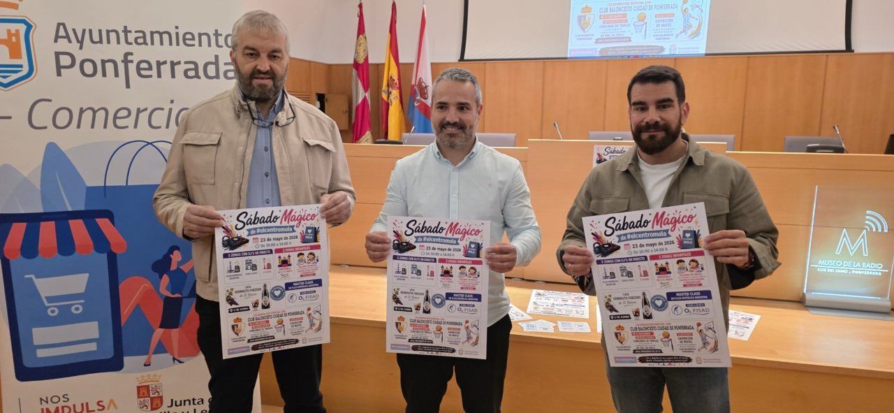Tres hombres sosteniendo carteles del evento Sábado Mágico en Ponferrada