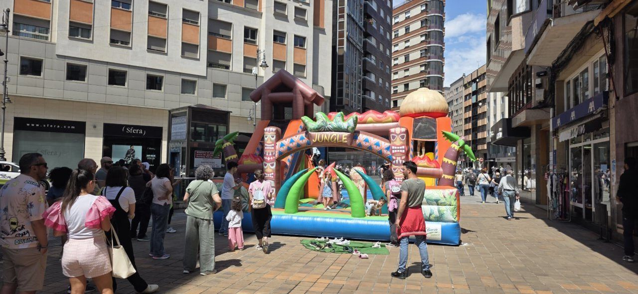 Gente disfrutando de un castillo inflable en Ponferrada durante el Sábado Mágico
