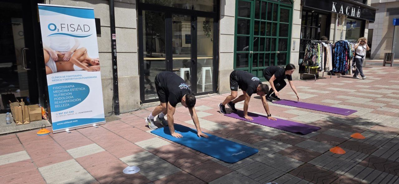 Participantes en una clase de ejercicio al aire libre en Ponferrada