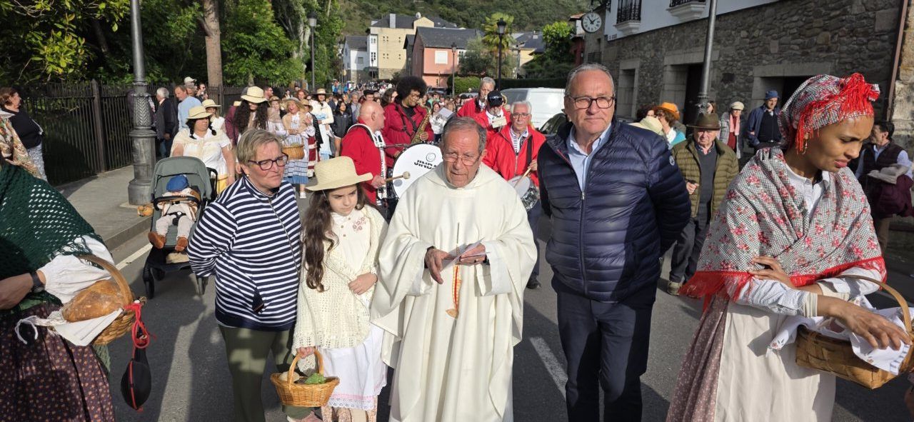 Celebración de San Isidro Labrador en Molinaseca con participantes en trajes tradicionales