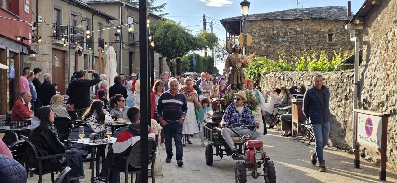Celebración de San Isidro Labrador en las calles de Molinaseca con gente y tradiciones.