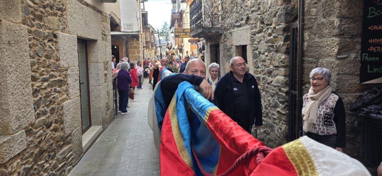 Celebración de San Isidro Labrador en las calles de Molinaseca con pendones y vecinos