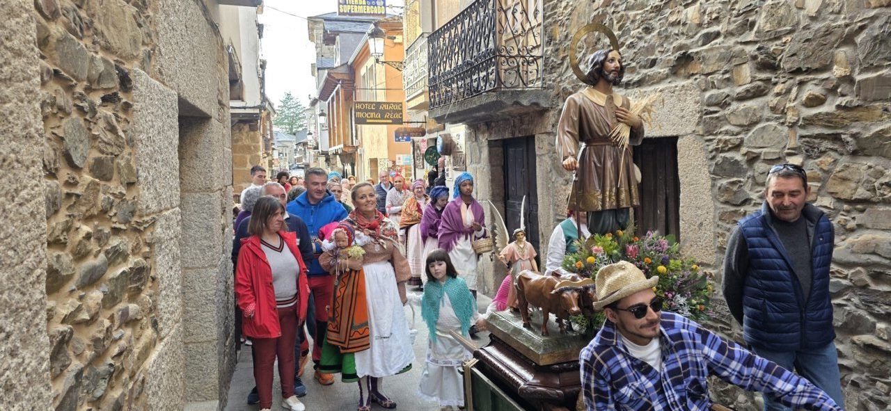 Procesión de San Isidro Labrador en las calles de Molinaseca
