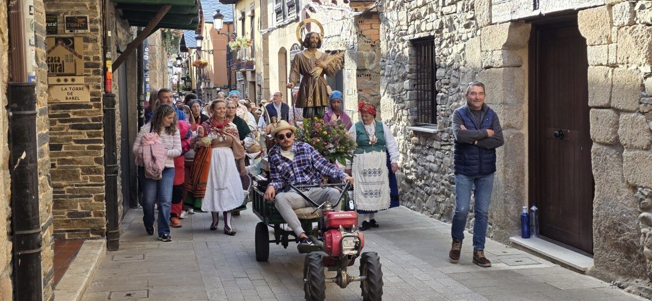 Procesión de San Isidro Labrador en las calles de Molinaseca