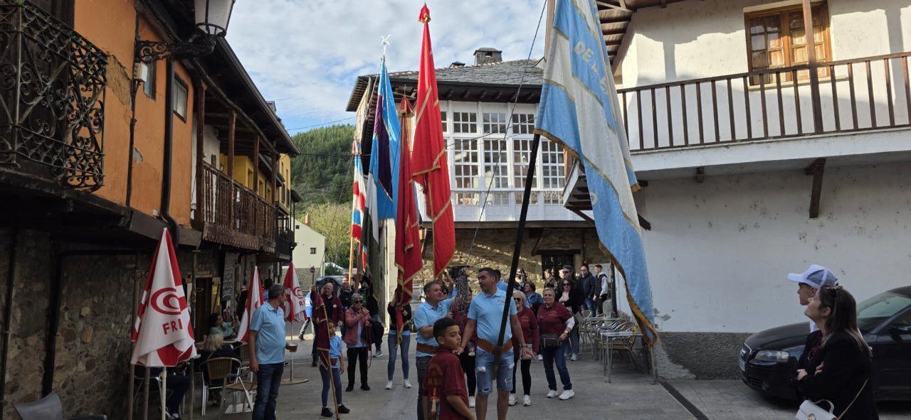 Celebración de San Isidro Labrador en las calles de Molinaseca con pendones