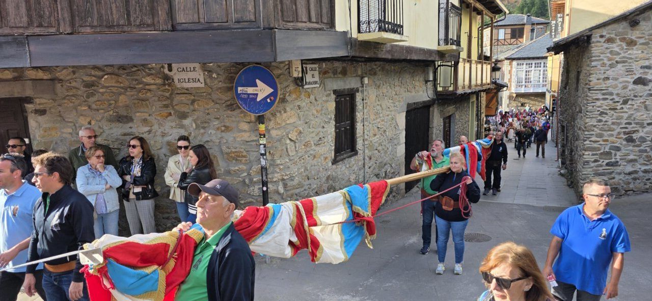 Celebración de San Isidro Labrador en las calles de Molinaseca con pendones y vecinos