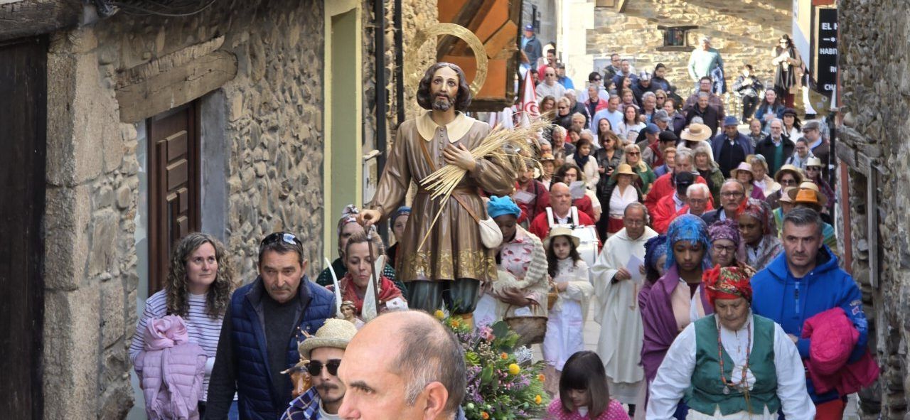 Procesión de San Isidro Labrador en las calles de Molinaseca con mucha gente