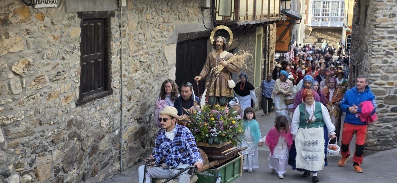Procesión de San Isidro Labrador en las calles de Molinaseca