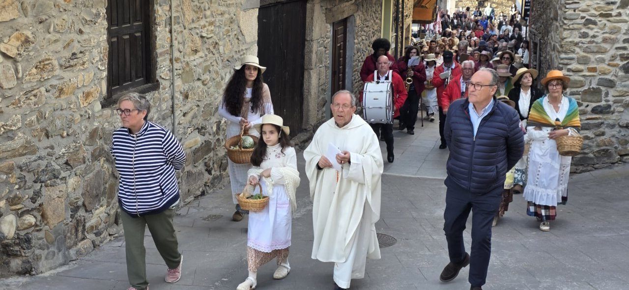Procesión de San Isidro Labrador en las calles de Molinaseca