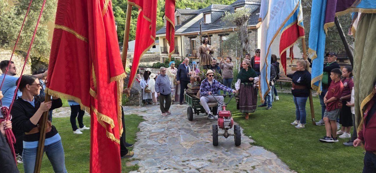 Celebración de San Isidro Labrador en Molinaseca con pendones y participantes