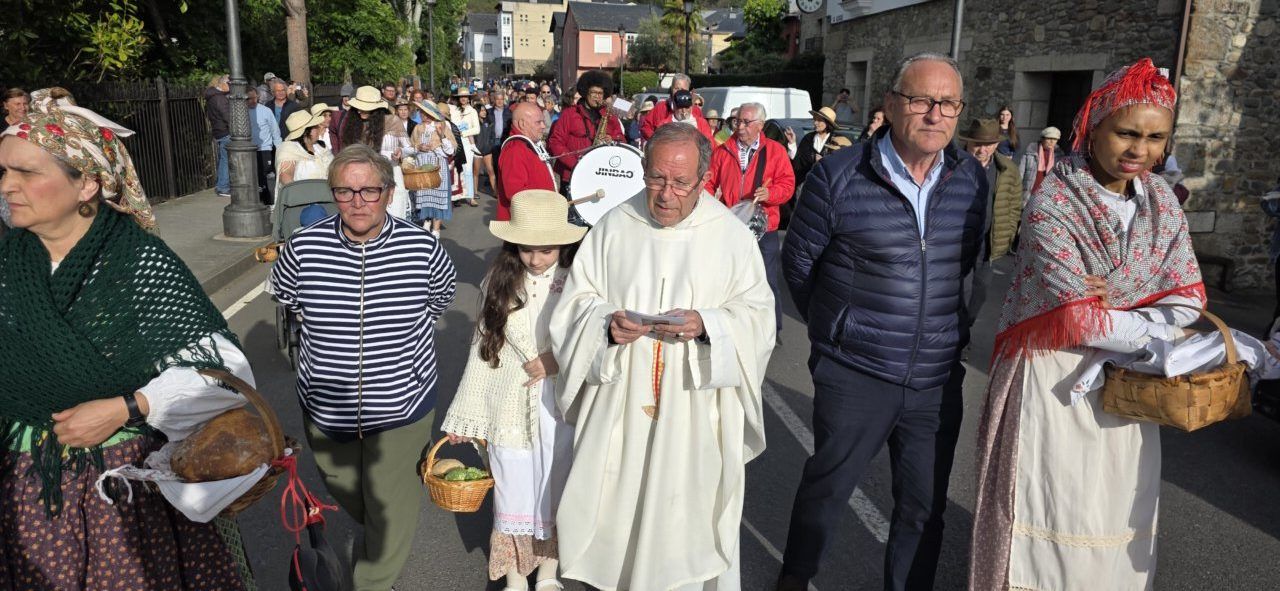 Procesión de San Isidro Labrador en las calles de Molinaseca con participantes tradicionales.
