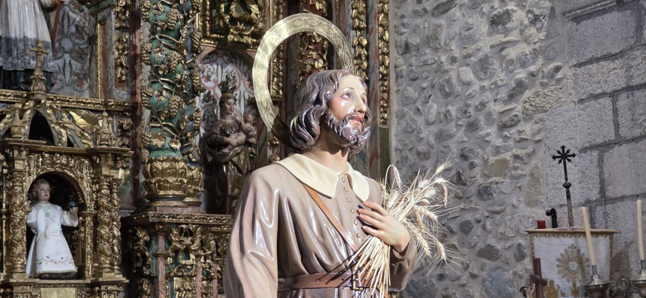 Estatua de San Isidro Labrador en la iglesia de Molinaseca