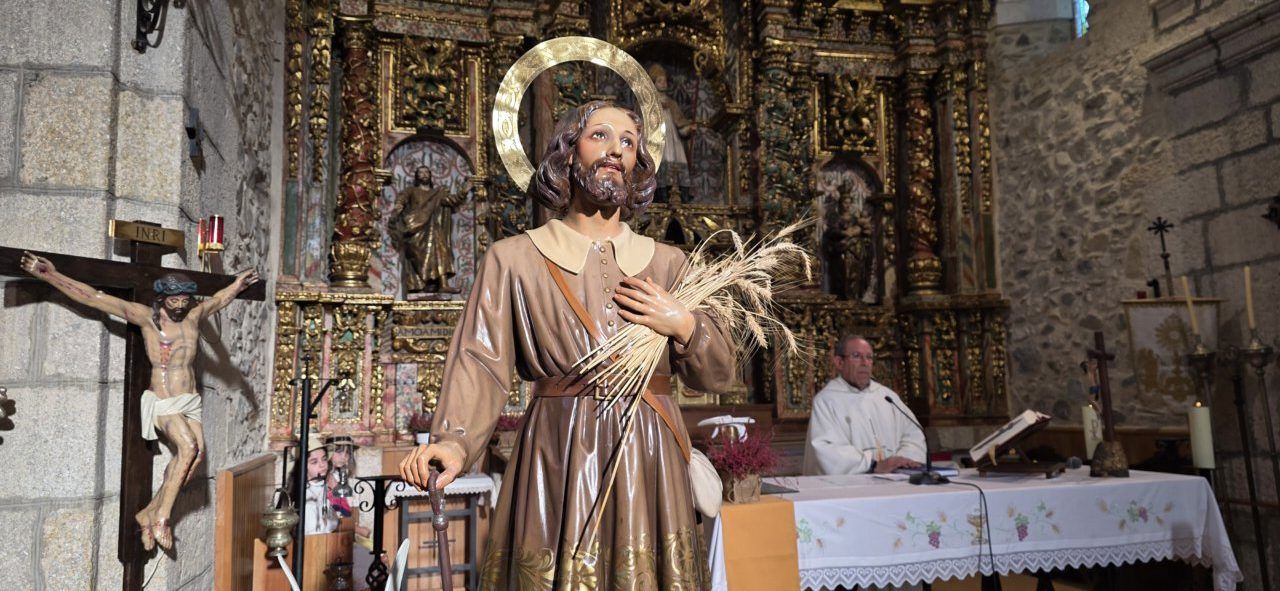 Estatua de San Isidro Labrador en la iglesia de Molinaseca