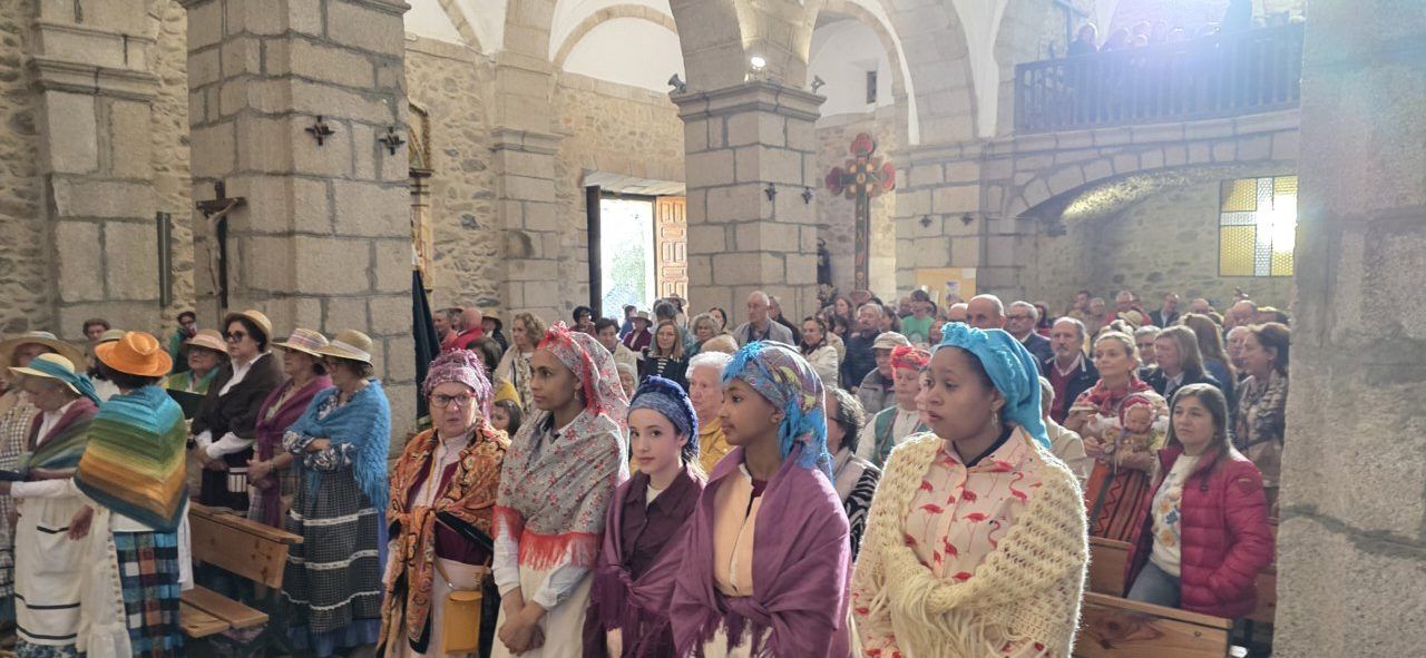 Celebración de San Isidro Labrador en Molinaseca con asistentes en la iglesia