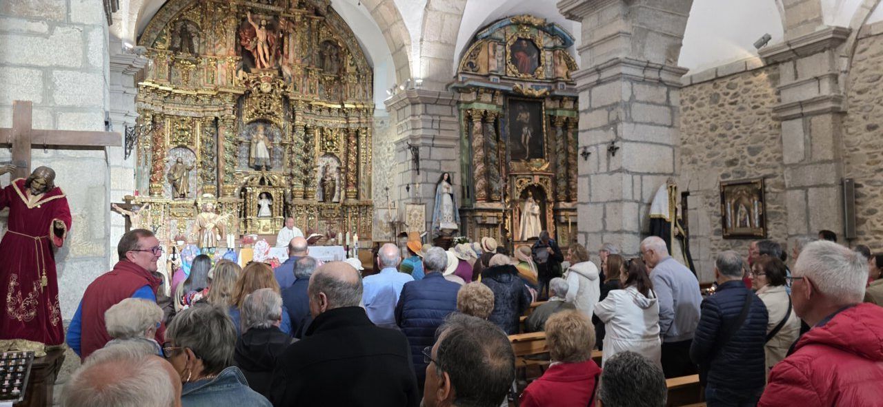Celebración de San Isidro Labrador en la iglesia de Molinaseca con asistentes.