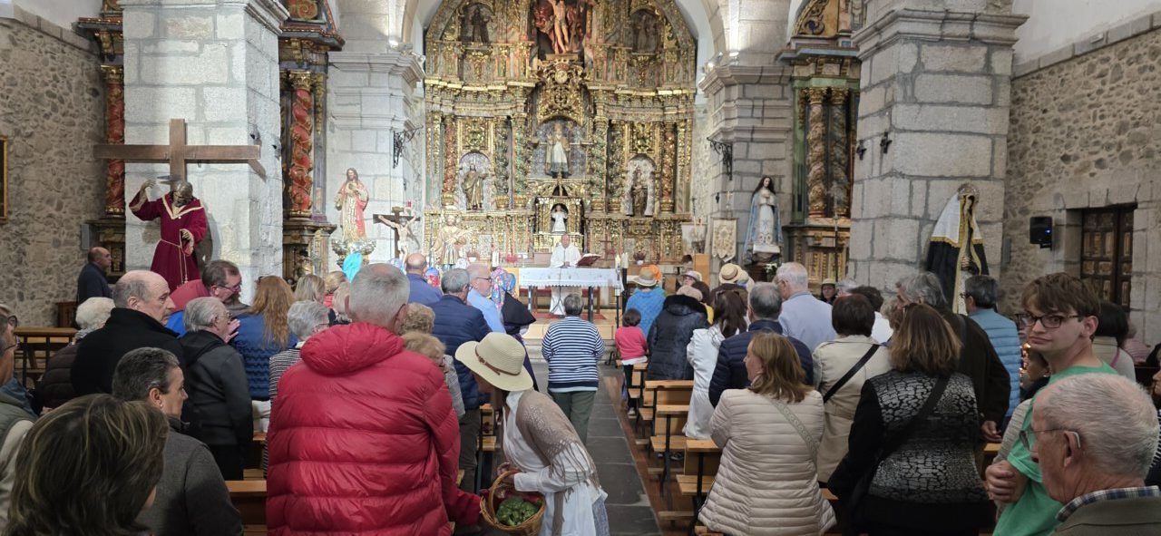 Celebración de San Isidro Labrador en la iglesia de Molinaseca con asistentes.