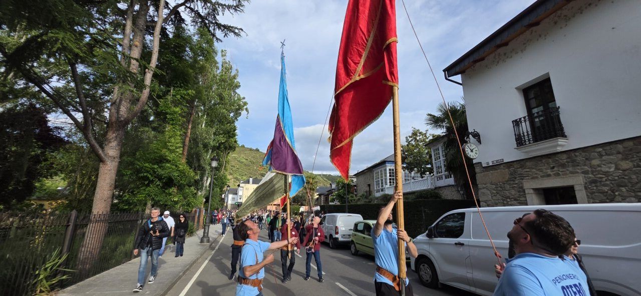 Celebración de San Isidro Labrador en las calles de Molinaseca con pendones