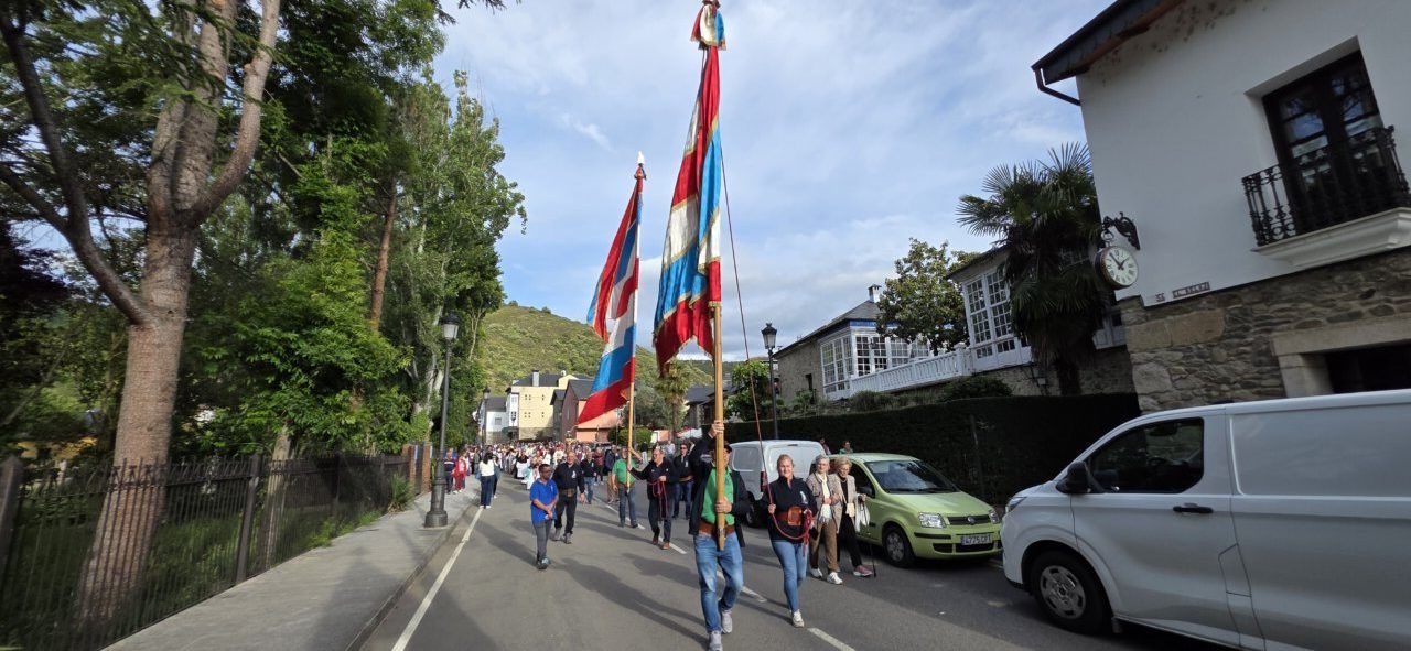 Celebración de San Isidro Labrador en las calles de Molinaseca con pendones