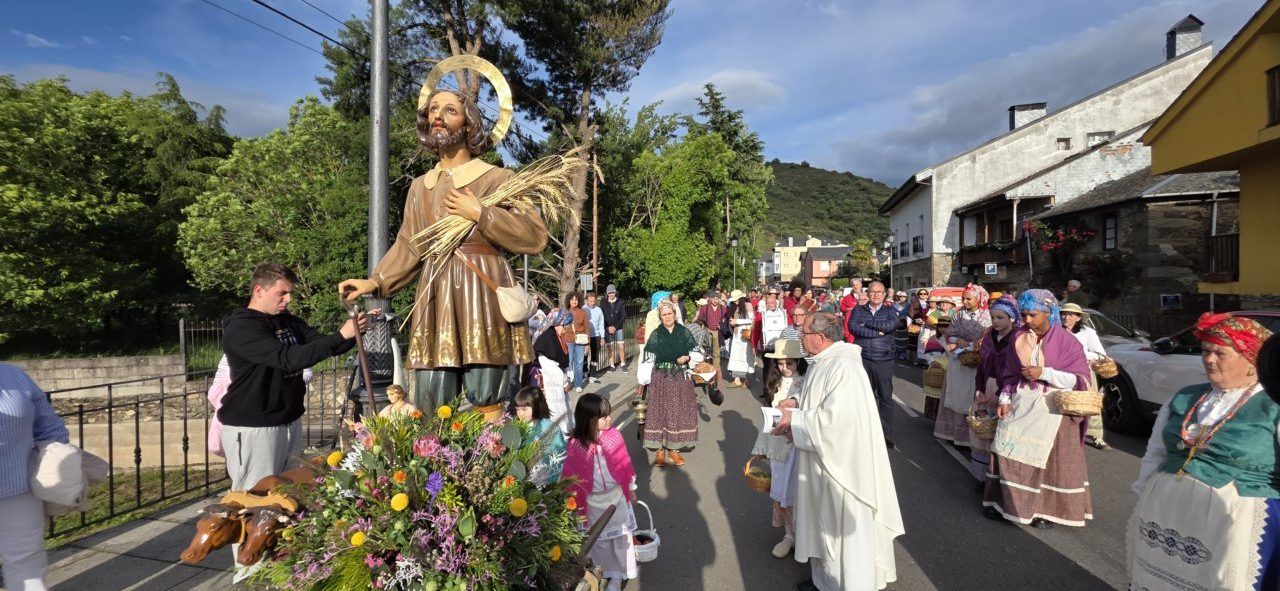 Procesión de San Isidro Labrador en las calles de Molinaseca
