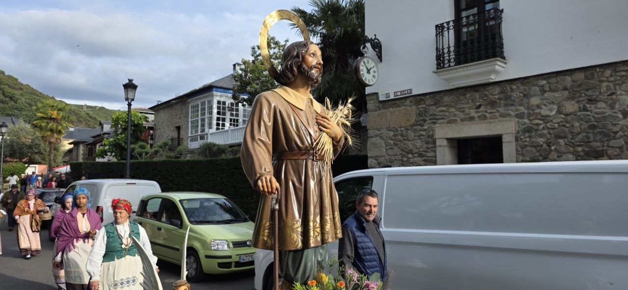 Estatua de San Isidro Labrador durante la festividad en Molinaseca
