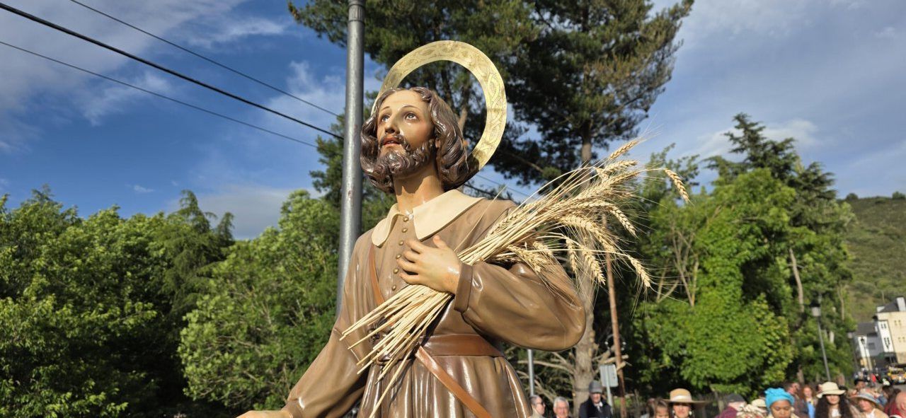 Estatua de San Isidro Labrador durante la festividad en Molinaseca