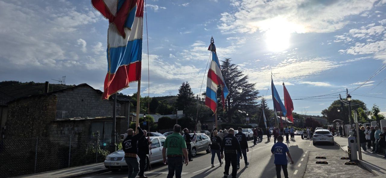 Desfile de pendones en la festividad de San Isidro Labrador en Molinaseca