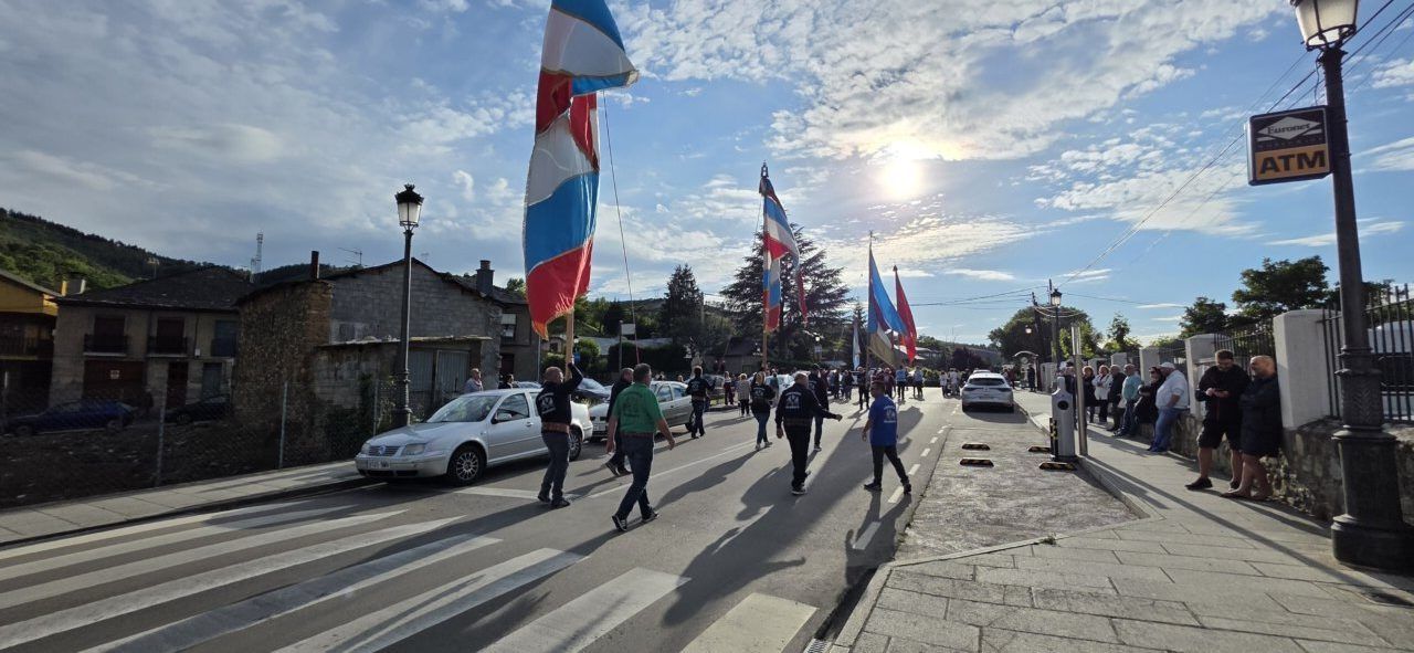 Celebración de San Isidro Labrador en las calles de Molinaseca con pendones