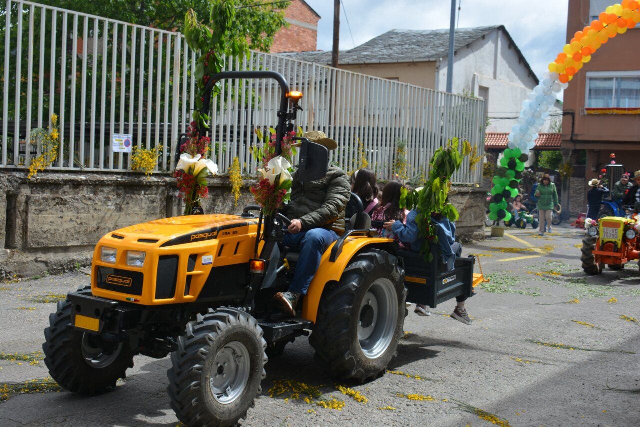 Tractor decorado en la fiesta de San Isidro en Cacabelos