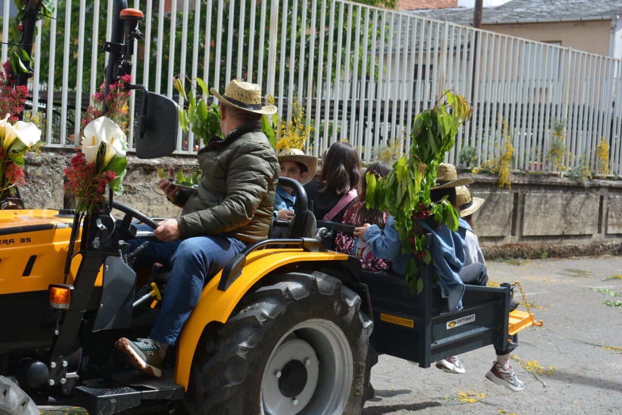 Tractor decorado con flores durante la fiesta de San Isidro en Cacabelos