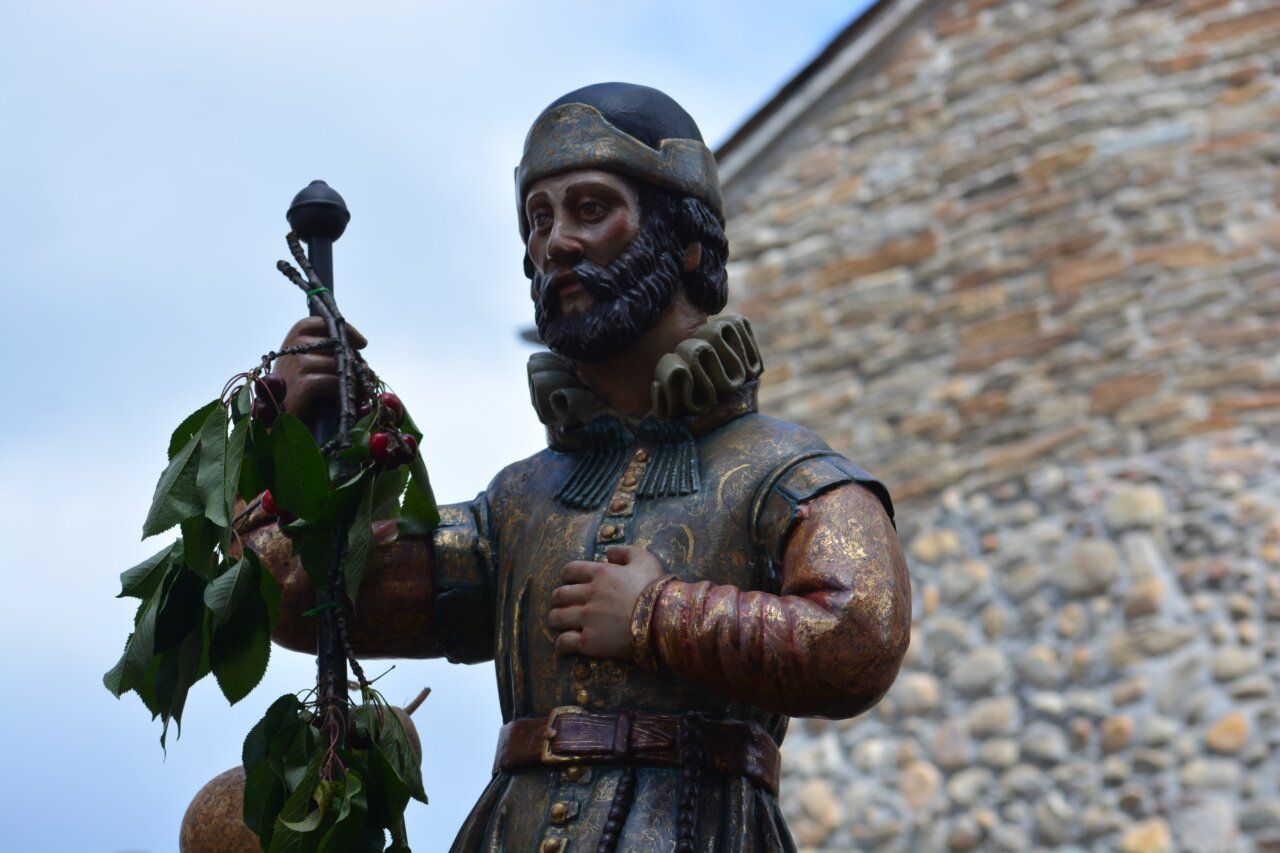 Estatua de San Isidro Labrador durante la festividad en Cacabelos