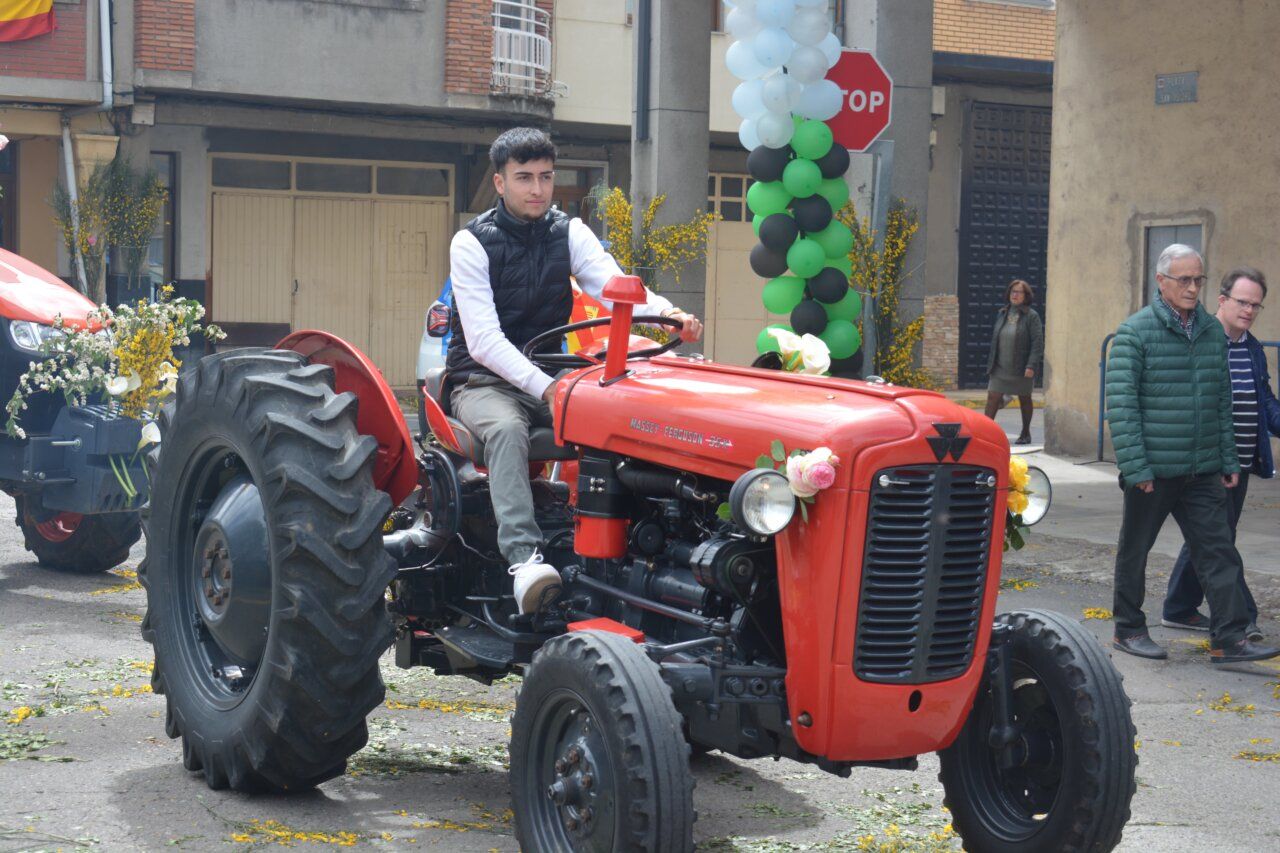 Tractor engalanado en la fiesta de San Isidro en Cacabelos