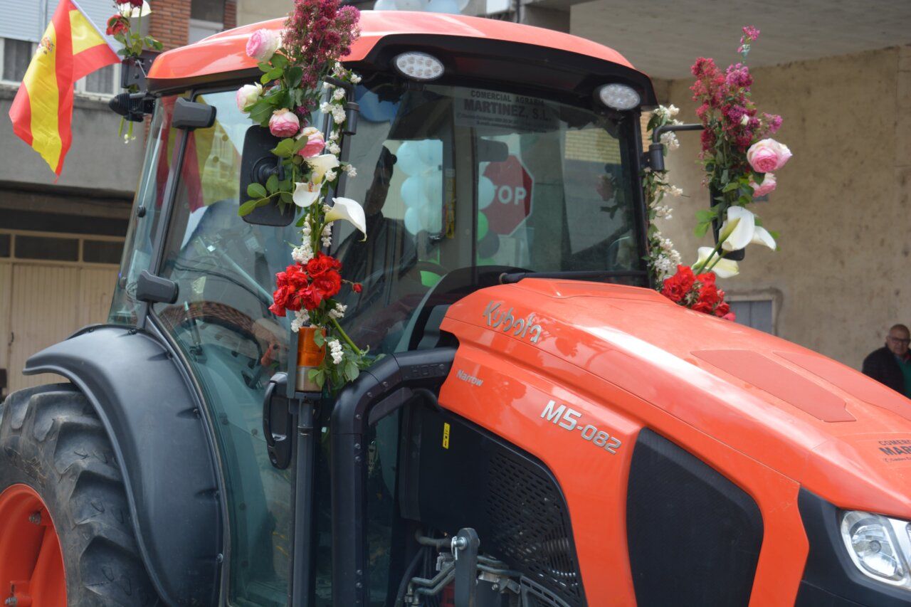 Tractor decorado con flores en la fiesta de San Isidro en Cacabelos