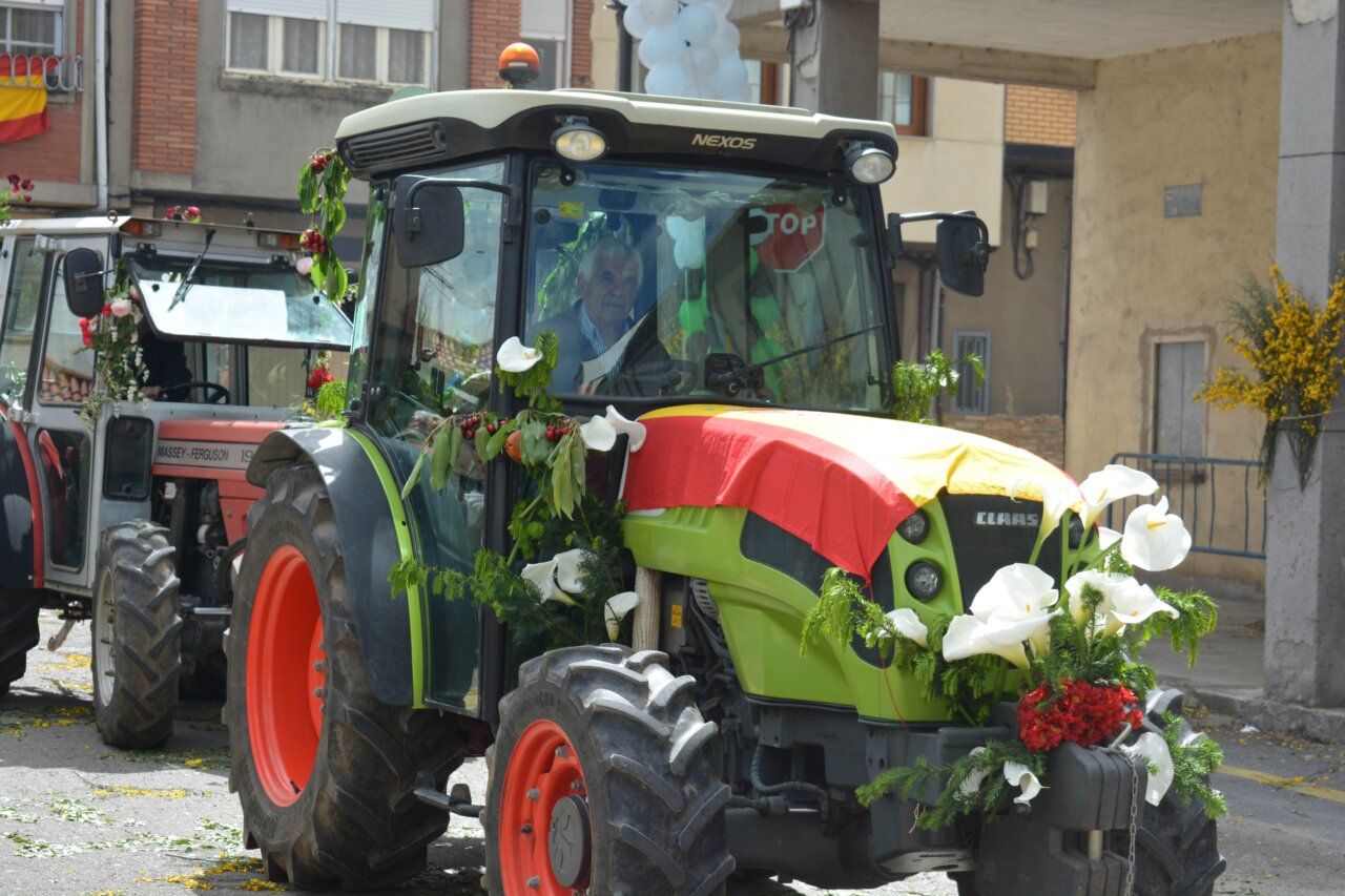 Tractor decorado con flores en la fiesta de San Isidro en Cacabelos