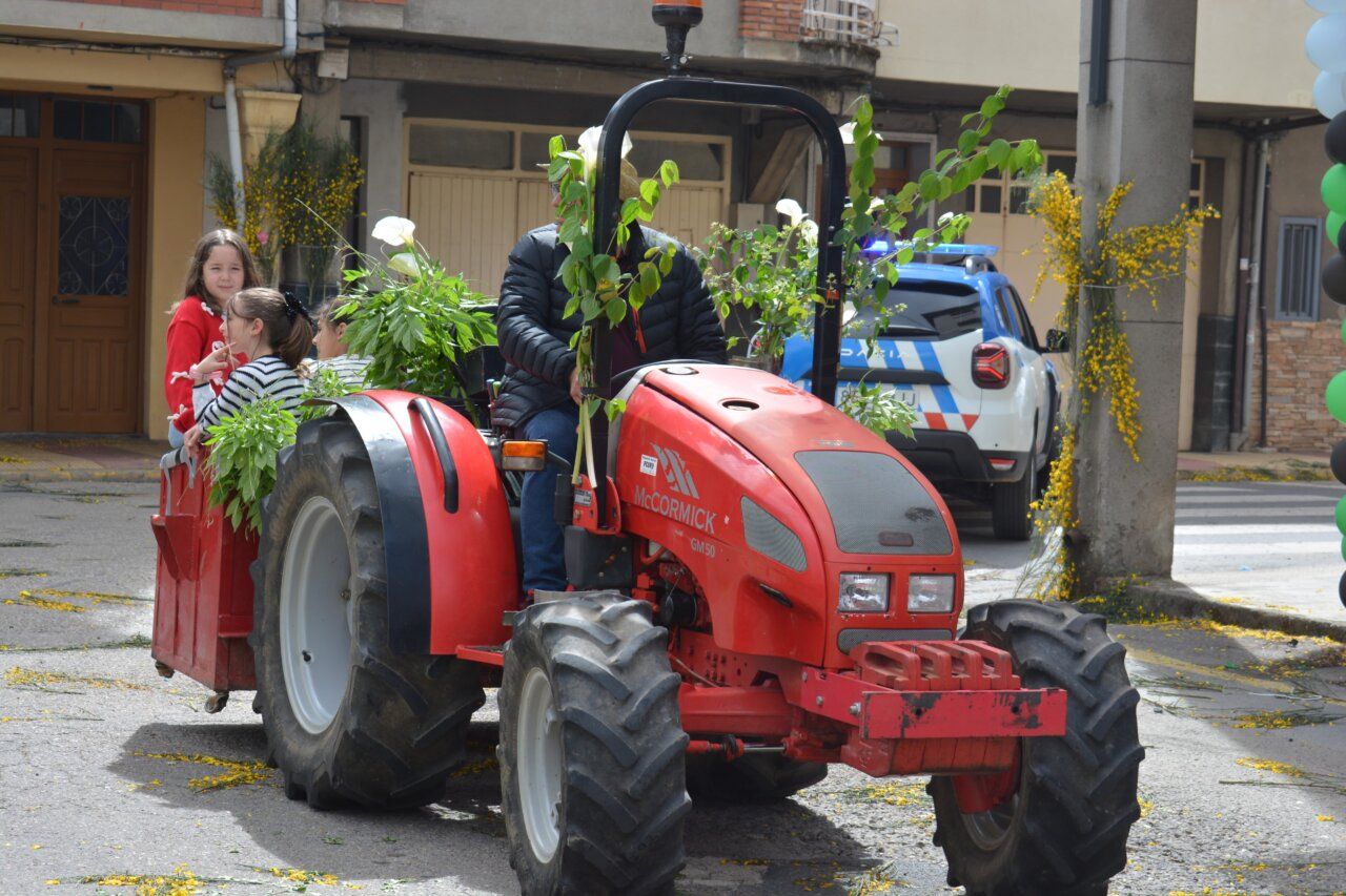 Tractor engalanado con niños durante la fiesta de San Isidro en Cacabelos