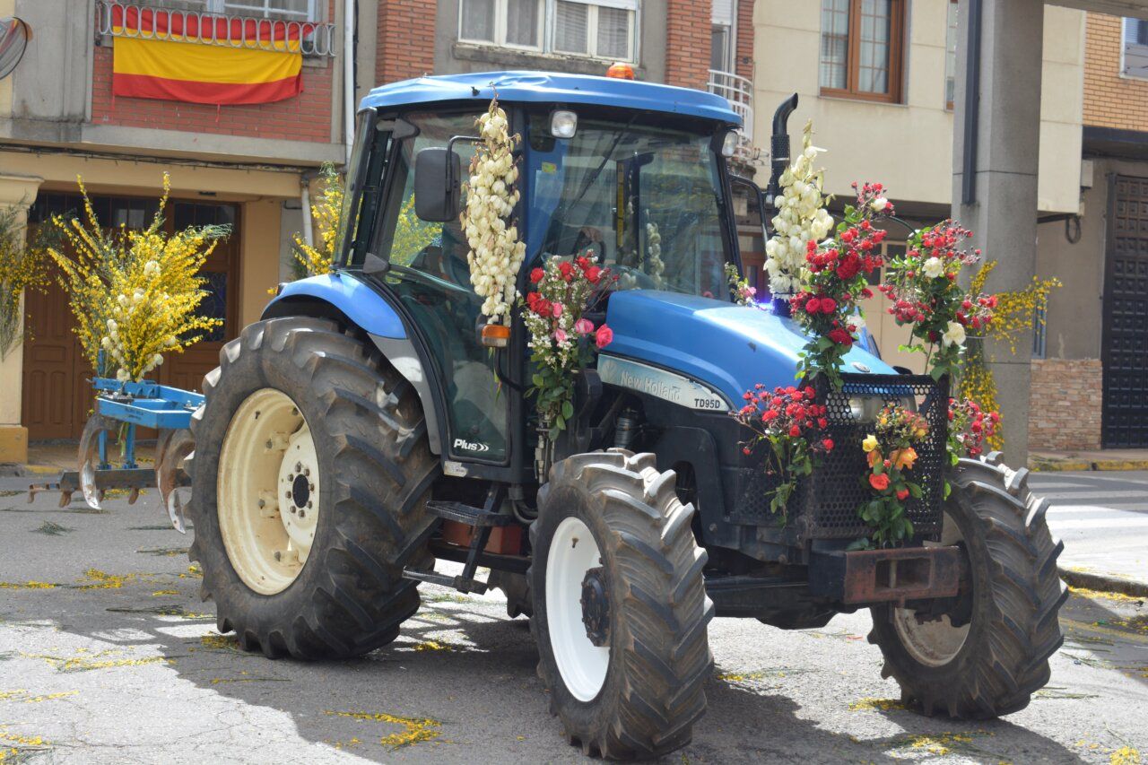 Tractor decorado con flores en la fiesta de San Isidro de Cacabelos