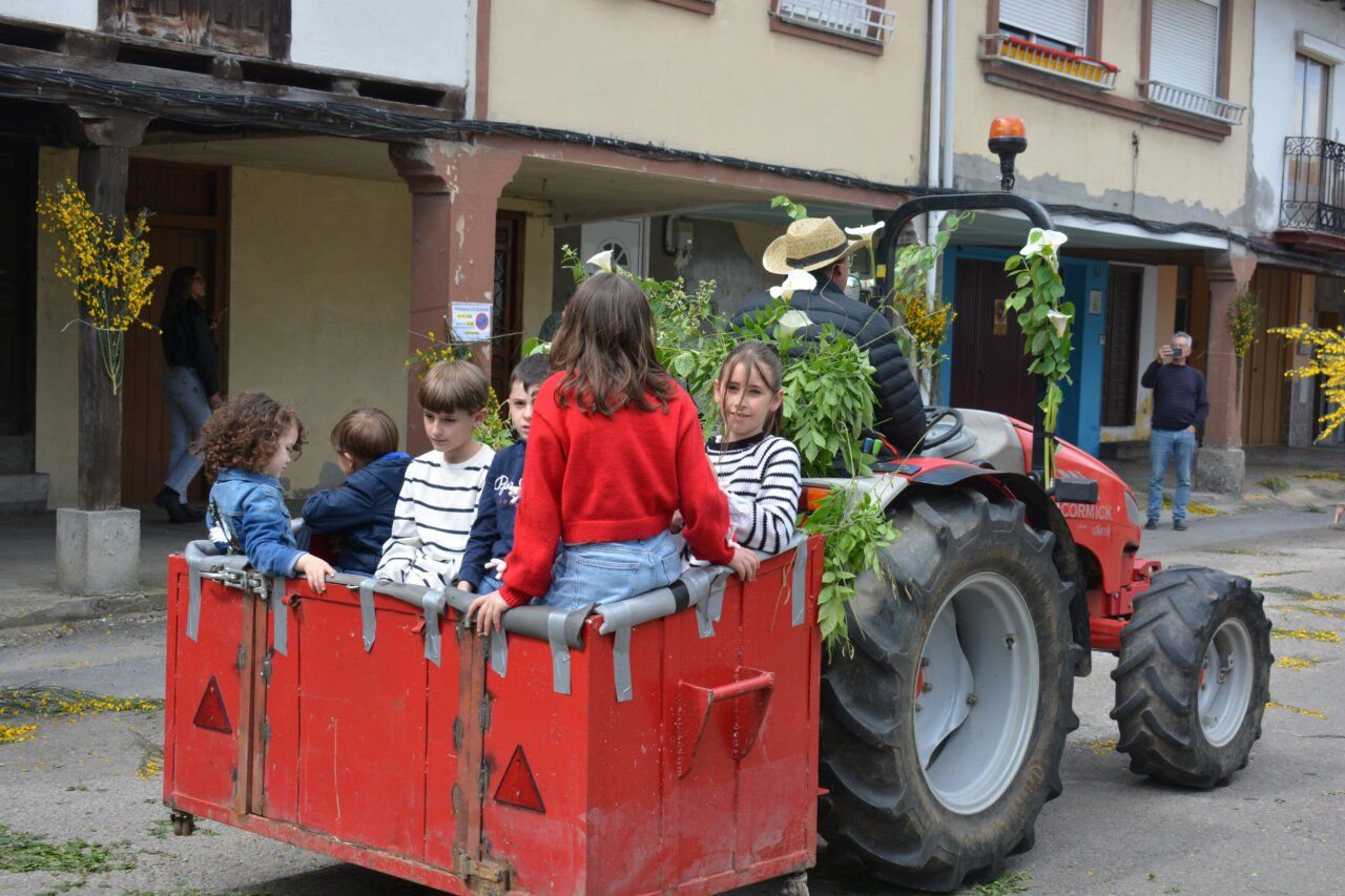 Niños en un tractor decorado durante la fiesta de San Isidro en Cacabelos