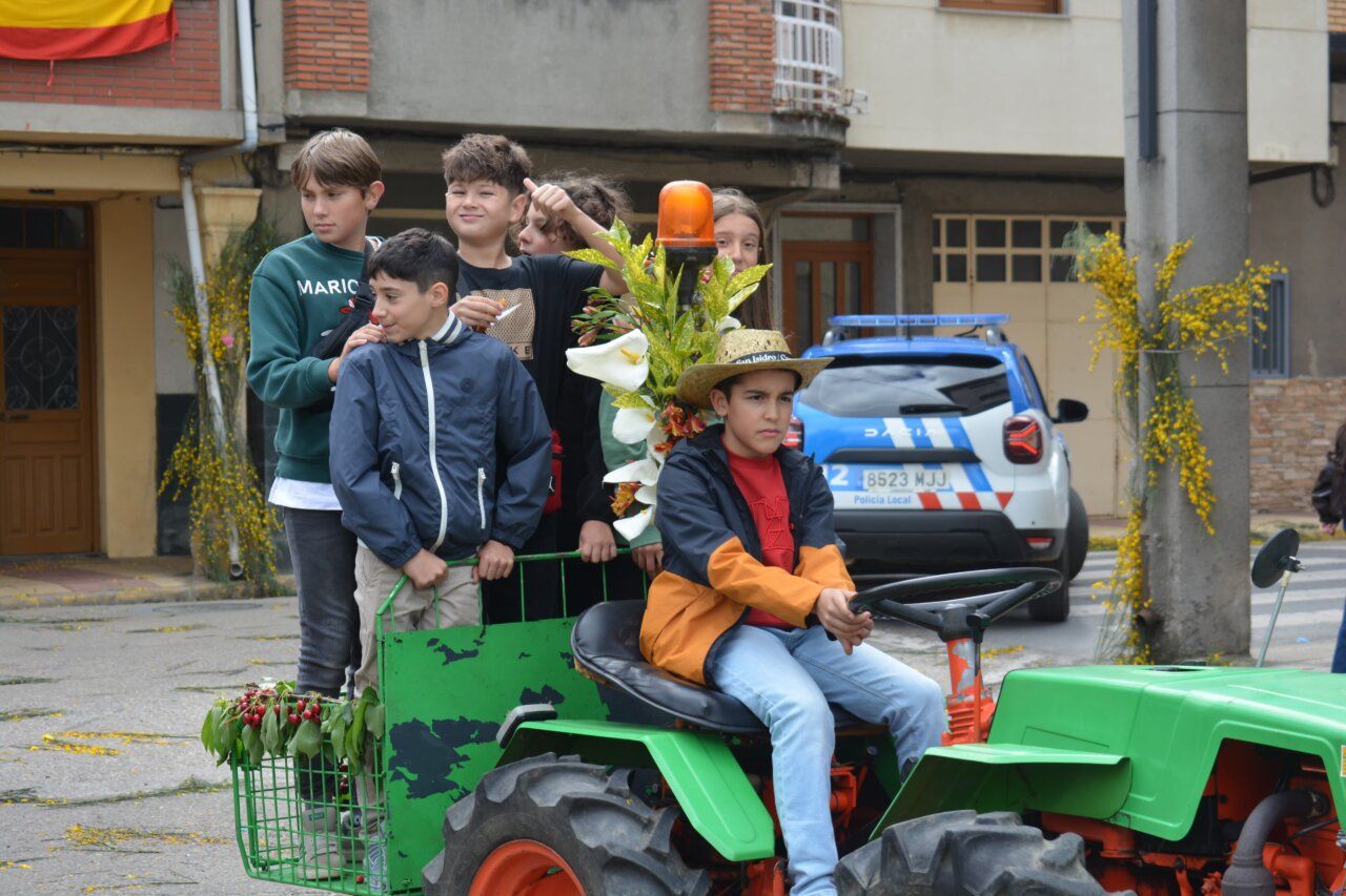 Niños disfrutando en un tractor decorado durante la fiesta de San Isidro en Cacabelos