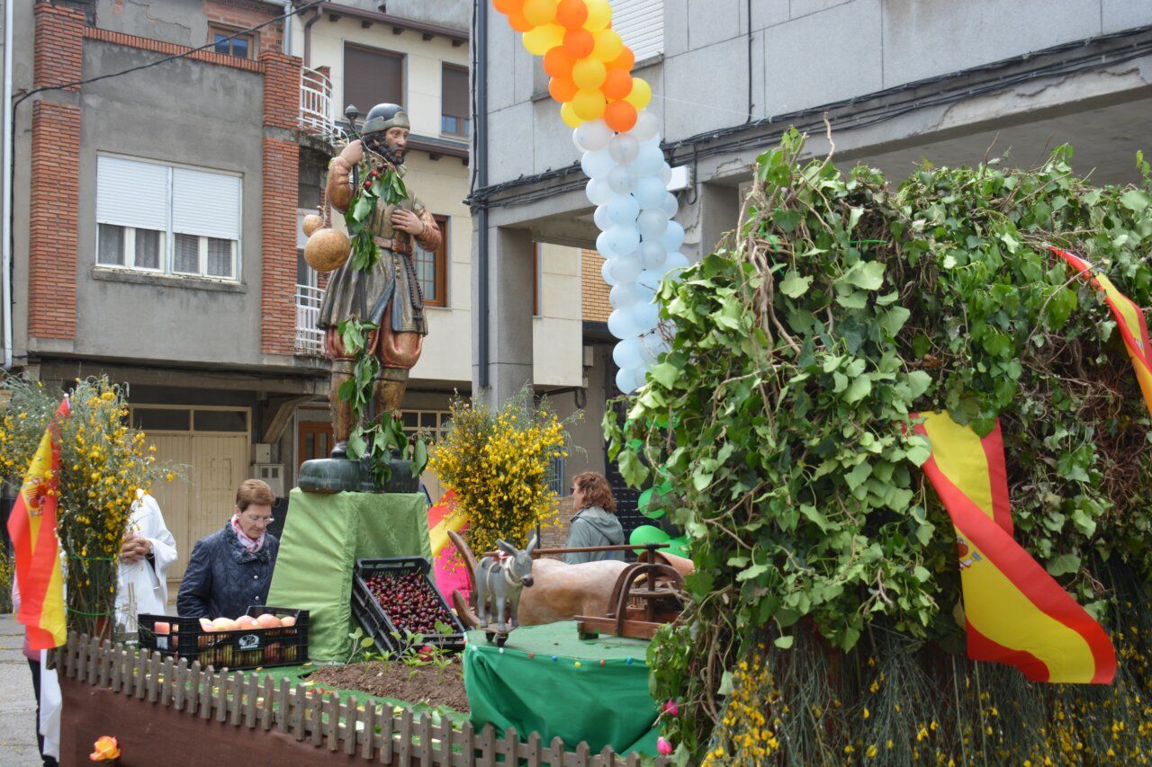 Procesión de tractores engalanados en San Isidro de Cacabelos
