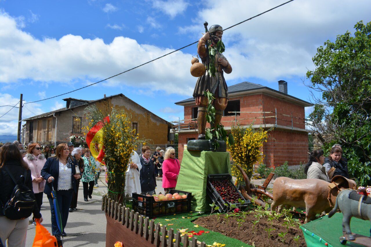 Celebración del festival San Isidro en Cacabelos con tractores y ambiente festivo