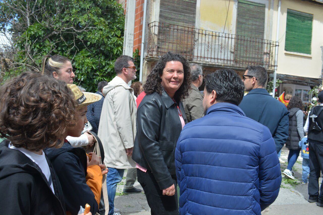 Participantes en la festividad de San Isidro en Cacabelos con tractores decorados