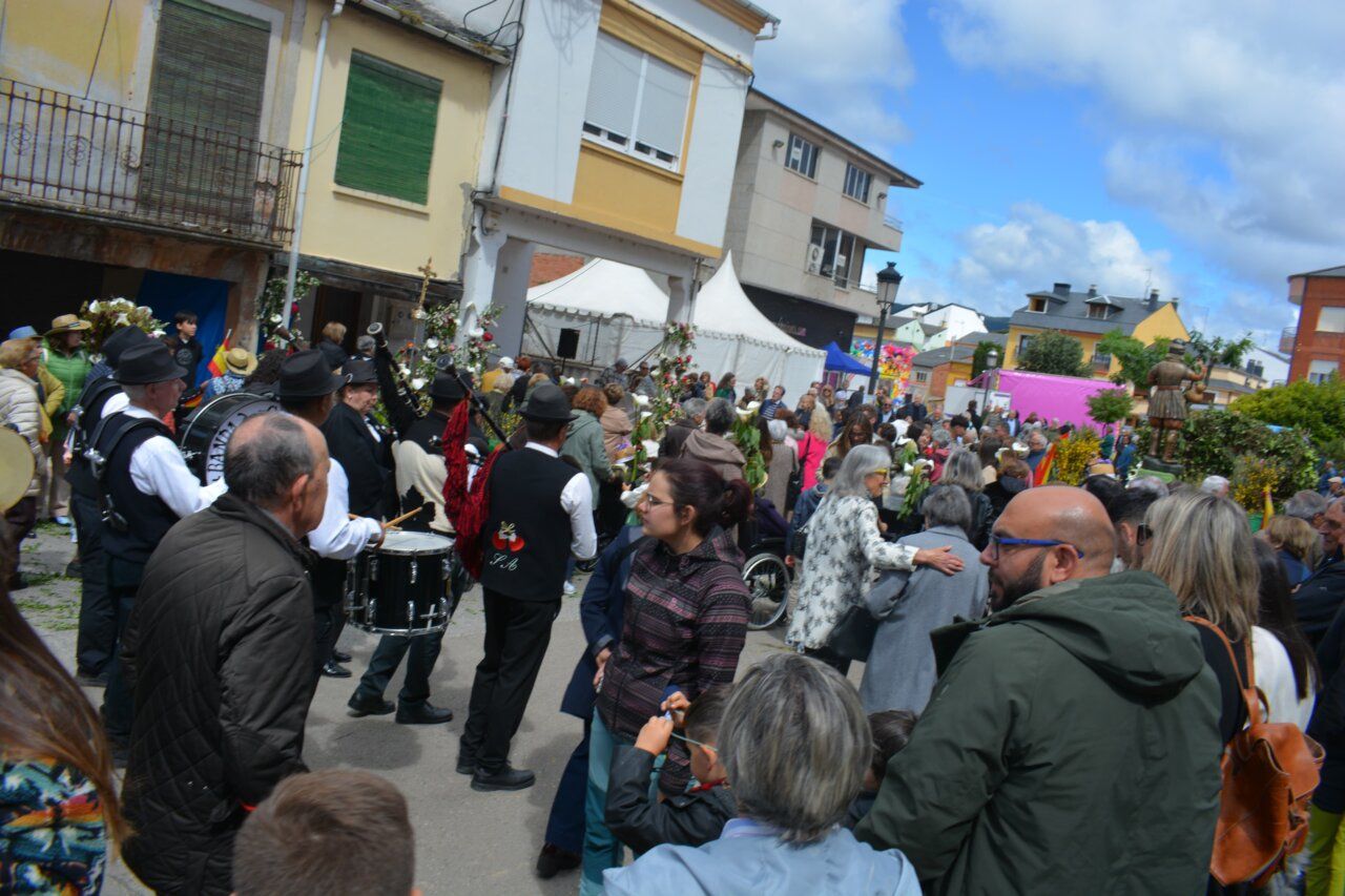 Celebración de San Isidro en Cacabelos con tractores engalanados y música