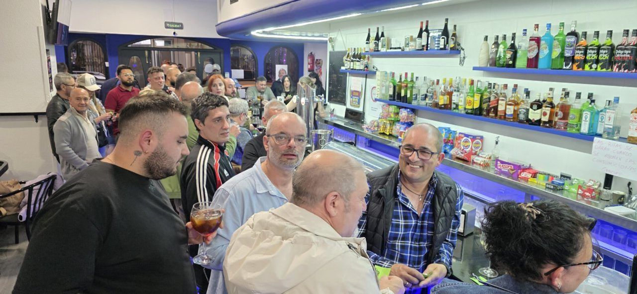 Clientes celebrando el sorteo de una Smart TV en Bar Sueños