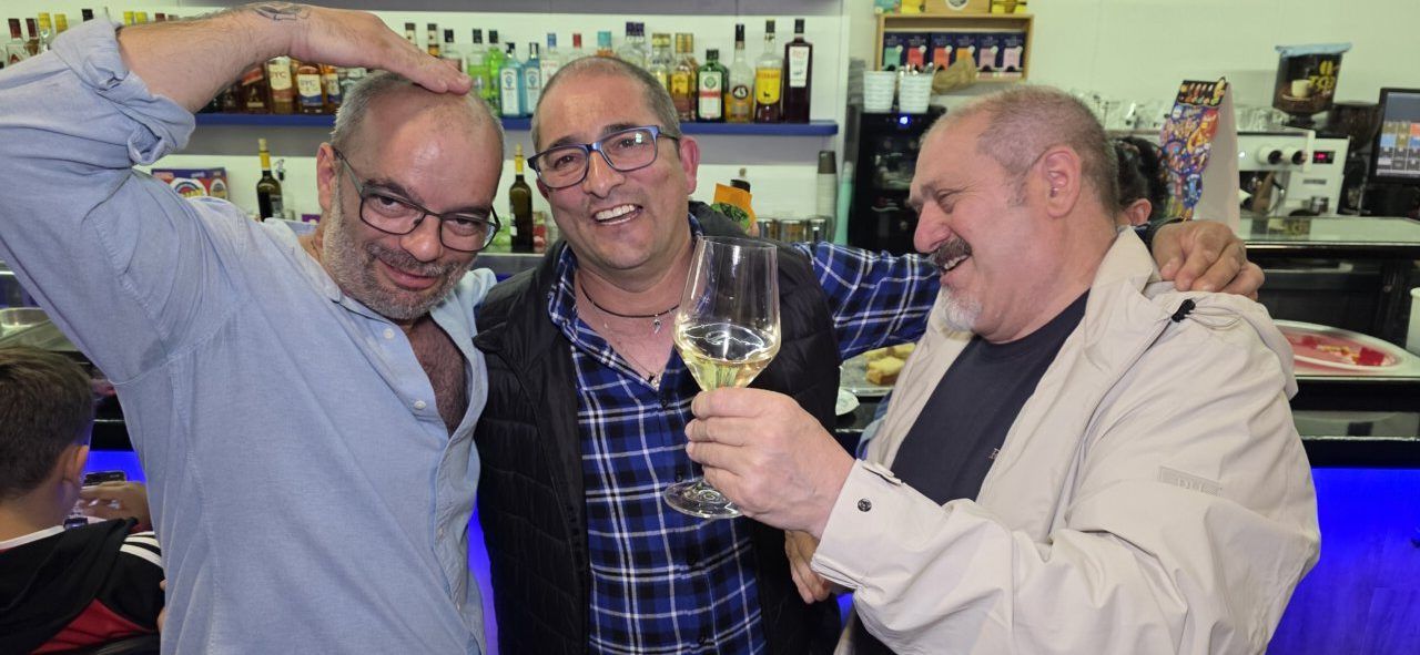 Cristian Brian celebrando su victoria en el sorteo de la Smart TV en Bar Sueños