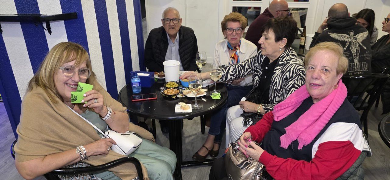 Grupo de personas en Bar Sueños durante el sorteo de una Smart TV