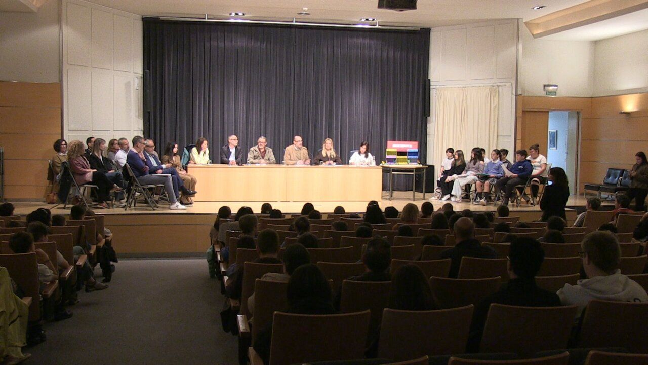 Escolares de Ponferrada en el Consejo de la Infancia presentando quejas