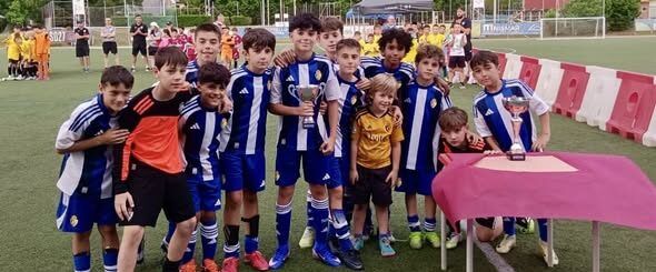 Grupo de niños en torneo de fútbol juvenil en Vicente del Bosque