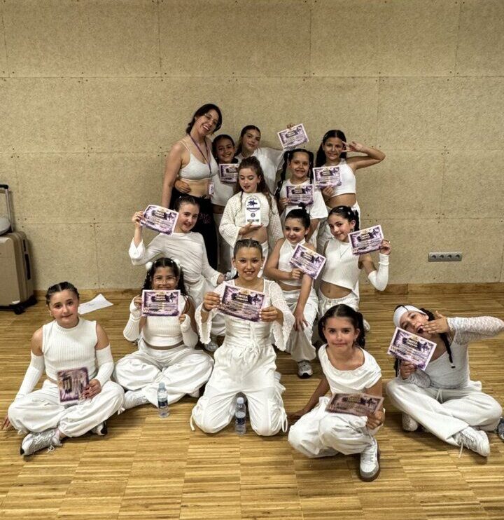 Grupo de bailarinas de Utopía Dance Studio mostrando sus premios