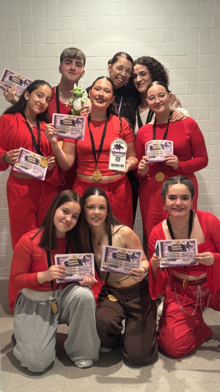 Grupo de bailarines de Utopía Dance Studio con medallas y certificados