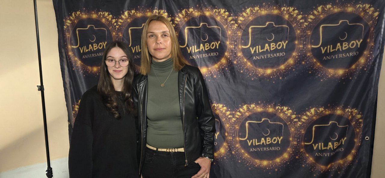 Dos personas posando frente a un fondo de celebración de Vilaboy Fotografía